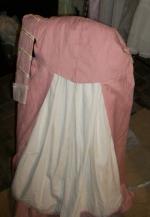 ROBE, style Renaissance, manteau rose et jupe de coton blanc.