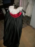 COSTUME style Renaissance, double jupe de satin rouge et noir,...